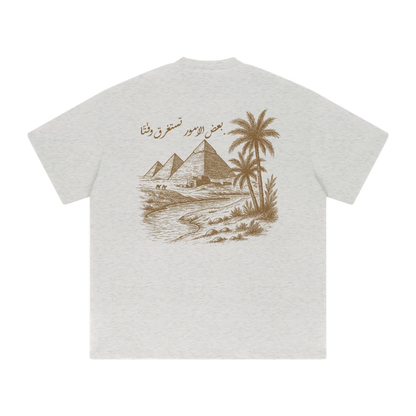 "Manches braucht Zeit" (rückseitig bedruckt) – Oversized Zeitloses T-Shirt