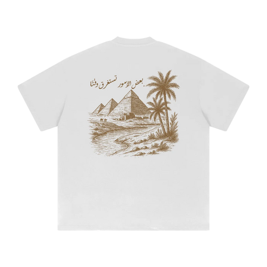 "Manches braucht Zeit" (rückseitig bedruckt) – Oversized Zeitloses T-Shirt